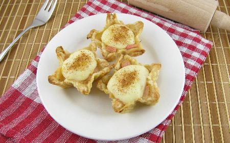 Rabarbar w cieście francuskim - prosty przepis na wiosenny deser