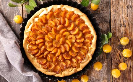 Tarta z mirabelkami: przepis na kruche ciasto ze śliweczkami