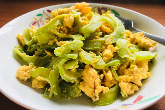 Jajecznica z gorzkim melonem, czyli stir-fry z balsamką ogórkowatą