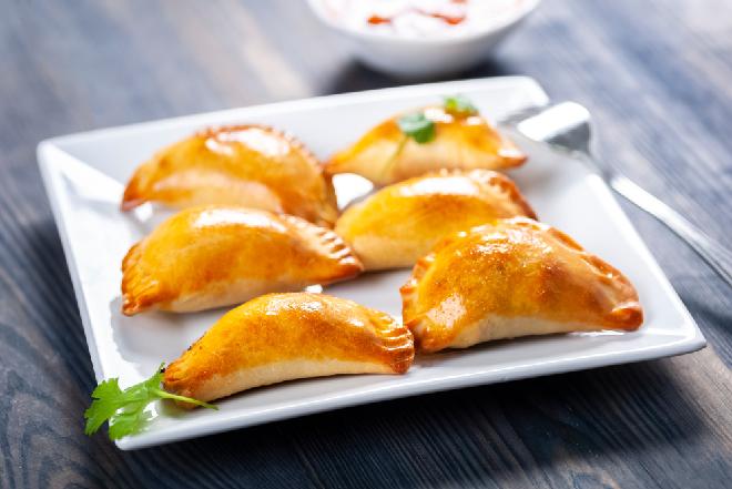 Pieczone pierożki drożdżowe z pieczarkami