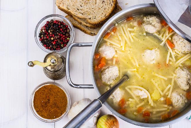 Rosół z klopsikami drobiowymi i makaronem: odżywcza zupa dla dzieci i seniorów