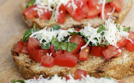 Bruschetta z kurczakiem i suszonymi pomidorami: przepis na włoską kanapkę
