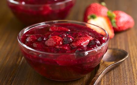 Deser Rote Greuetze - domowy kisiel z sezonowych owoców na rumie