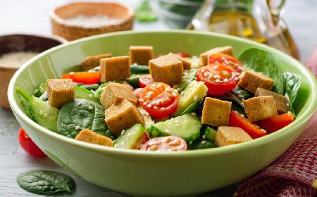 Sałatka z grillowanym tofu z menu Beszamel