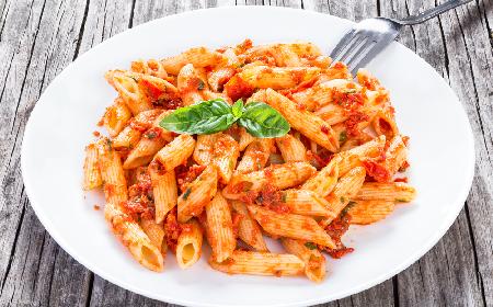 Przepyszny makaron z pomidorowym pesto: jak zrobić sos z suszonych pomidorów