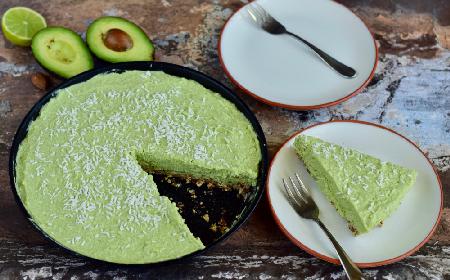 Wegańska tarta z limonkowym kremem awokado: zdrowy i pyszny deser bez pieczenia