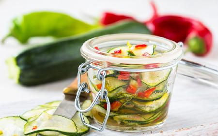 Cukinia w oliwie z chili i czosnkiem - przepyszna cukinia do słoików