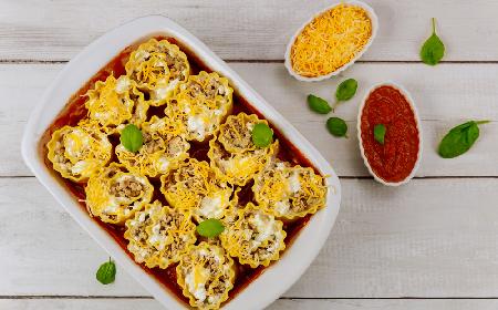 Roladki lasagne z mielonym mięsem i serem ricotta: efektowne i pyszne