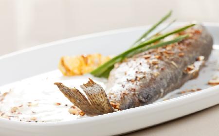 Pstrąg w orzechach pieczony na grillu (lub w piekarniku)