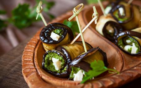 Roladki z bakłażana z pesto i mozzarellą: przepis na pyszną przystawkę