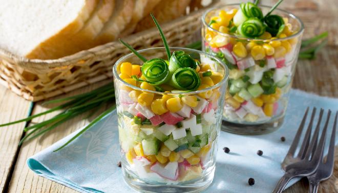 Imprezowa sałatka z paluszków krabowych surimi z ogórkiem i kukurydzą