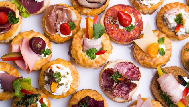 Kanapki i kanapeczki imprezowe: najlepszy przepis na domówkę w stylu PRL