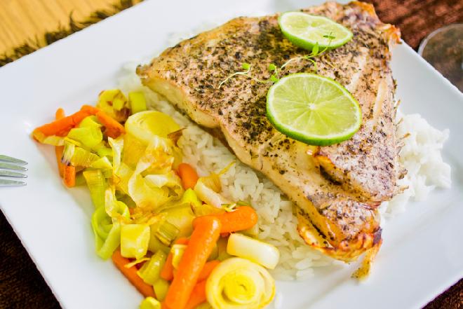 Halibut pieczony w folii: pomysł na zdrowy obiad