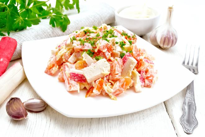 Doskonała sałatka z paluszków surimi: gotowa w 10 minut