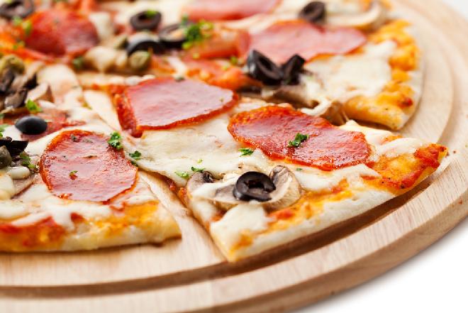 Domowa pizza na cienkim i chrupiącym cieście