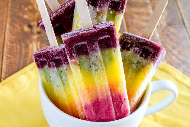 Tęczowe lody wodne na patyku - pyszny i zdrowy smakołyk z owoców i miodu