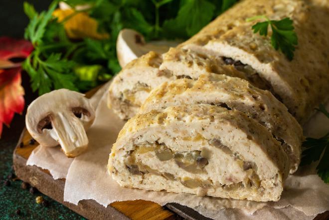 Klops drobiowy nadziewany pieczarkami: wykwintna pieczeń rzymska na rodzinny obiad