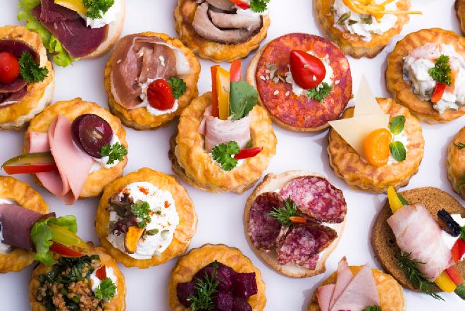 Przepis na domówkę w stylu PRL: 6 pomysłów na kanapki i kanapeczki imprezowe